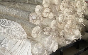 Vải cây đặt trên kệ Pallet sắt 