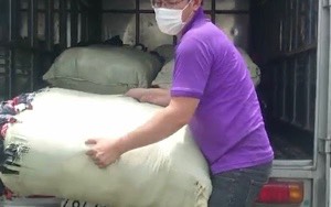 Nhân viên Hoàng Mai giao hàng giẻ lau tuân thủ khoảng cách