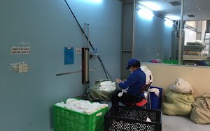 Nhân viên Hoàng Mai phân loại vải vụn để chuyển đi may
