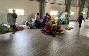 Công nhân phan loại giẻ lau vải vụn